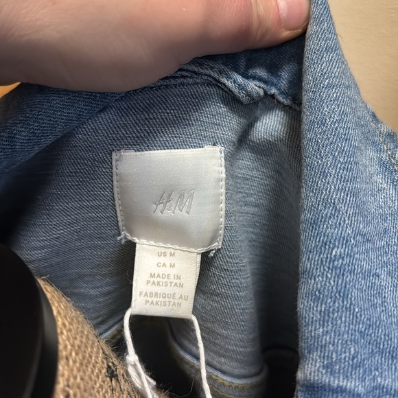 NWT H&M light blue jean jacket. All functional pockets and button cuffs. Medium. - Picture 14 of 16